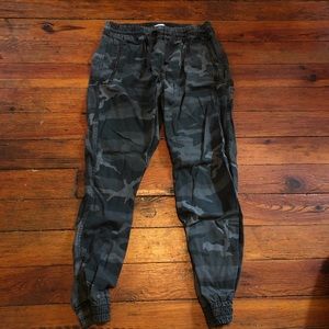 Aritizia TNA camo pants